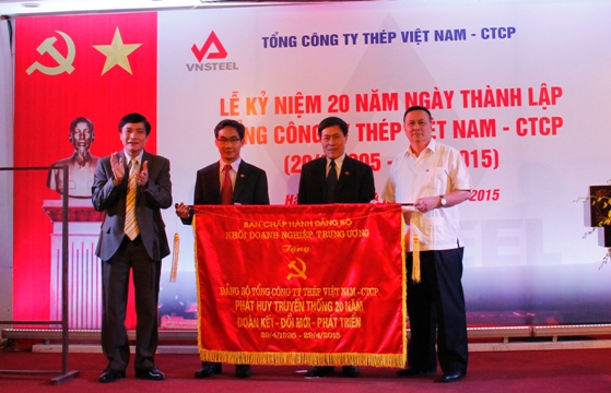 Đảng ủy Khối DNTW tặng bức trướng cho Đảng bộ Tổng công ty Thép Việt Nam