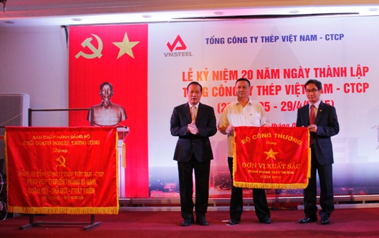 Bộ Công thương trao tặng Cờ thi đua cho Tổng công ty Thép Việt Nam