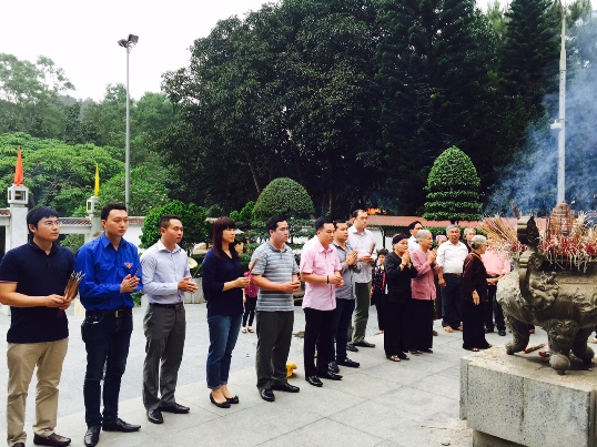 Đoàn Công tác của Đoàn Khối dâng hương 10 nữ Liệt sỹ thanh niên xung phong tại khu di tích Ngã ba Đồng Lộc, huyện Can Lộc, tỉnh Hà Tĩnh