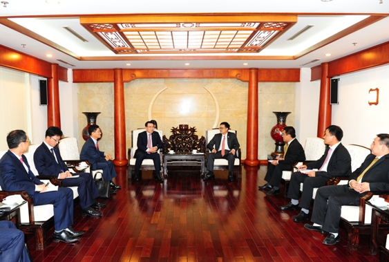 Tổng giám đốc Vietcombank Phạm Quang Dũng  và lãnh đạo các phòng/ban tại Hội sở chính (bên phải) tiếp ông Cho Young-Byuong và Đoàn Shinhan Bank – Hàn Quốc