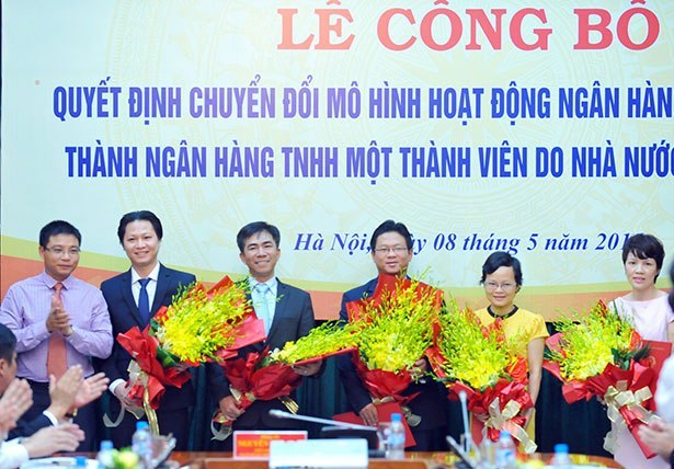Chủ tịch HĐQT VietinBank Nguyễn Văn Thắng tặng hoa chúc mừng các cán bộ được bổ nhiệm tại Ngân hàng Đại Dương