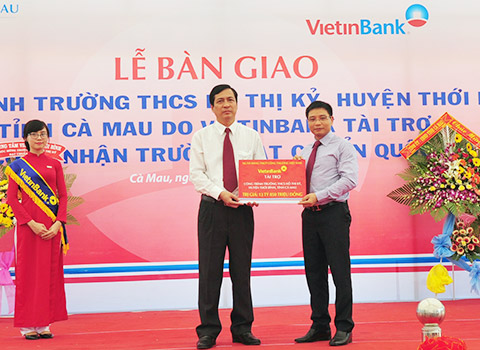 Chủ tịch HĐQT VietinBank Nguyễn Văn Thắng trao tài trợ cho tỉnh Cà Mau