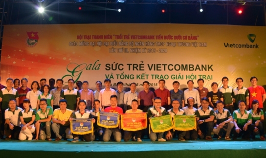 Trao giải chung cuộc cho các cơ sở Đoàn trực thuộc Đoàn thanh niên Vietcombank đạt giải