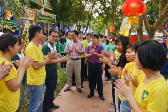 Ban tổ chức và lãnh đạo Vietcombank thăm quan Hội trại