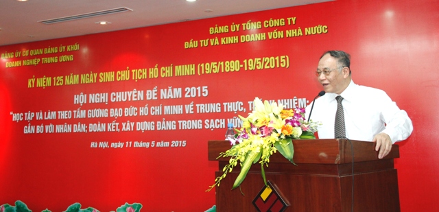 GS.TSKH Hoàng Chí Bảo giới thiệu Chuyên đề Học tập và làm theo tấm gương đạo đức Hồ Chí Minh năm 2015.