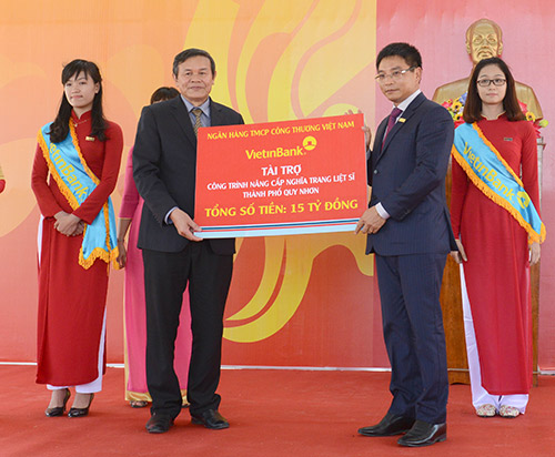 Chủ tịch HĐQT VietinBank Nguyễn Văn Thắng trao tài trợ cho tỉnh Bình Định