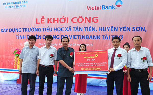 Chủ tịch HĐQT VietinBank Nguyễn Văn Thắng trao tài trợ cho tỉnh Tuyên Quang