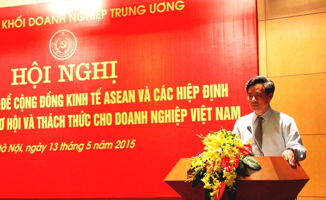 Đồng chí Nguyễn Quang Dương, Phó Bí thư Thường trực Đảng ủy Khối phát biểu tại Hội nghị thông tin chuyên đề