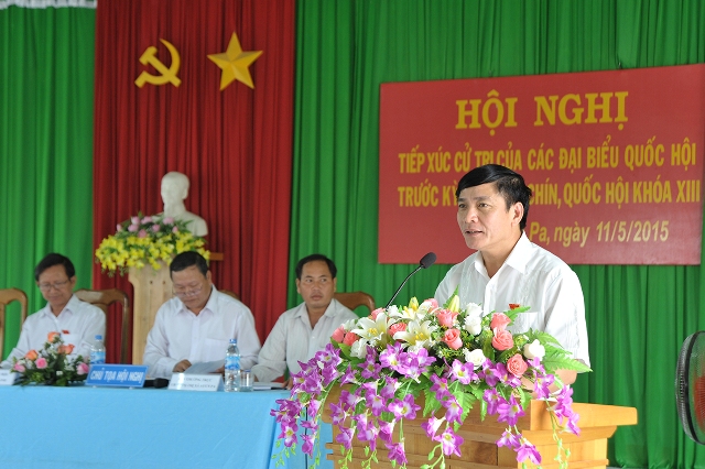 Ông Bùi Văn Cường-Ủy viên dự khuyết BCH Trung ương Đảng, Bí thư Đảng ủy Khối Doanh nghiệp Trung ương trả lời ý kiến cử tri tại thị xã Ayun Pa.