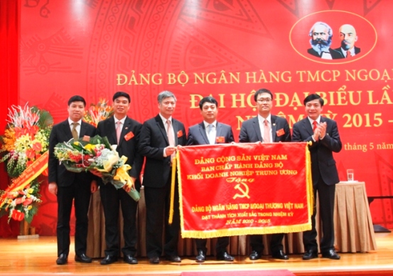 Đồng chí Bùi Văn Cường - Bí thư Đảng ủy Khối Doanh nghiệp Trung ương tặng Cờ của Đảng ủy Khối cho Đảng bộ Vietcombank