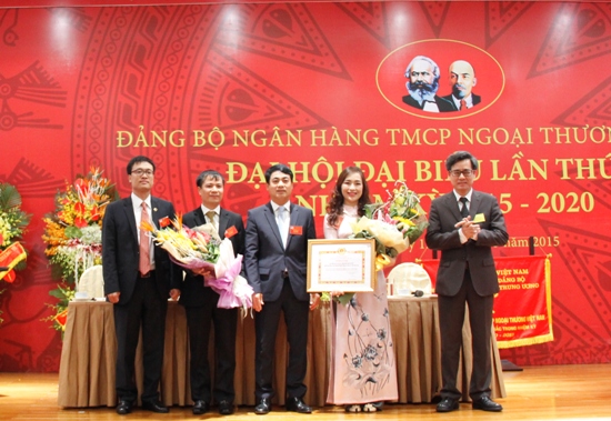 Đồng chí Nguyễn Quang Dương- Phó Bí thư Thường trực Đảng ủy Khối DNTW tặng Bằng khen cho nhóm tác giả công trình chào mừng Đại hội