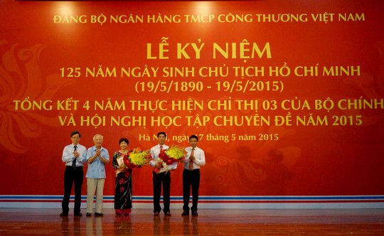 Trao Huy hiệu 30 năm tuổi Đảng cho 2 đảng viên