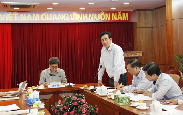 Đồng chí Trần Thanh Khê, UVTV, Trưởng Ban Tuyên giáo, Tổng Biên tập Tạp chí điện tử Đảng ủy Khối trao đổi tại buổi làm việc.