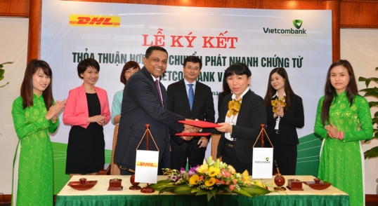 Đại diện Vietcombank và DHL-VNPT ký kết Thỏa thuận hợp tác chuyển phát nhanh chứng từ