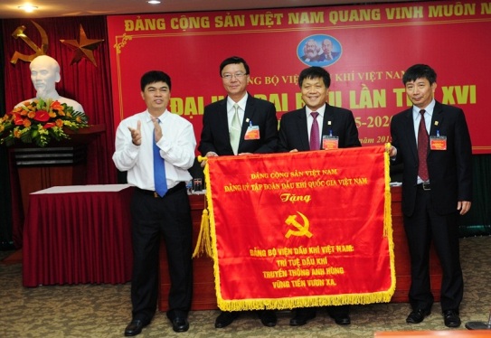 Bí thư Đảng ủy, Chủ tịch HĐTV Tập đoàn Dầu khí Việt Nam Nguyễn Xuân Sơn trao tặng bức trướng cho Đảng bộ Viện Dầu khí Việt Nam