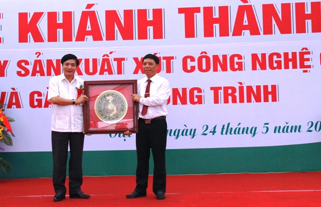 Đồng chí Bùi Văn Cường, Bí thư Đảng ủy Khối trao biểu trưng của Đảng ủy Khối DNTW tặng Công ty Cổ phần Hóa chất Việt Trì.