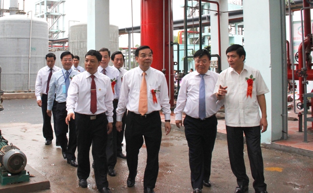 Các đại biểu đi tham quan Nhà máy sản xuất xút công nghệ cao.