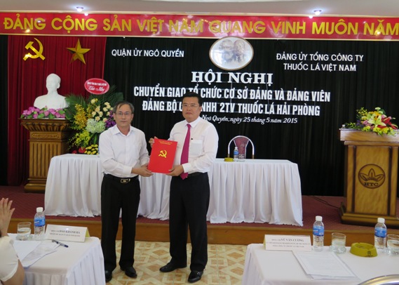 Đại diện Thành ủy Hải phòng trao Quyết định chuyển giao tổ chức Đảng và đảng viên cho Đảng ủy Tổng công ty Thuốc lá Việt Nam