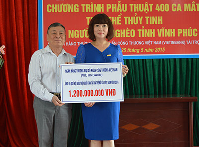 Đại diện VietinBank trao tài trợ cho Hội bảo trợ người tàn tật và trẻ em Việt Nam