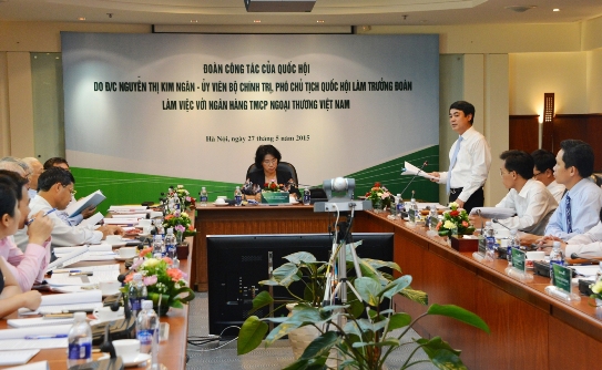 Đồng chí Nghiêm Xuân Thành - Bí thư Đảng ủy, Chủ tịch HĐQT Vietcombank báo cáo kết quả thực hiện Đề án tái cơ cấu Vietcombank với đoàn công tác của Quốc hội