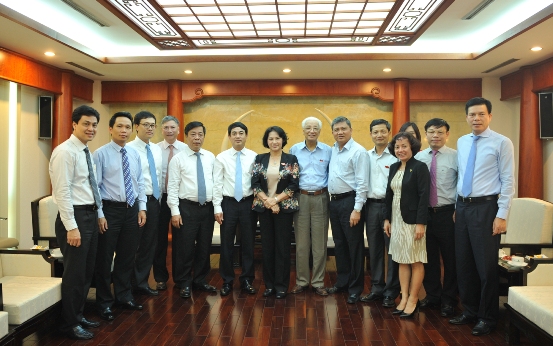 Đoàn công tác chụp hình lưu niệm với NHNN và Vietcombank