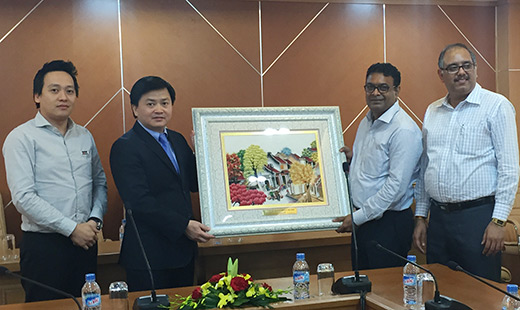 Tổng Giám đốc VietinBank Lê Đức Thọ trao tặng quà cho Lãnh đạo Tập đoàn Aditya Birla