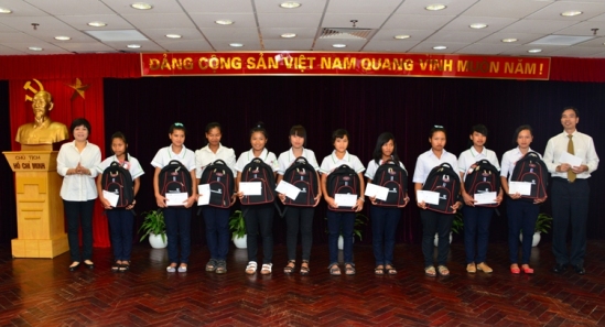 Ban chấp hành Công đoàn Vietcombank trao tặng 60 suất học bổng cho học sinh Trường PTDTNT Đam Rông