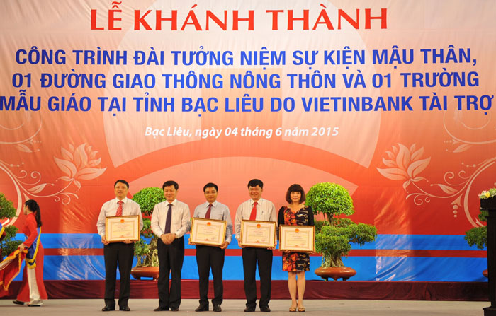 Đại diện Lãnh đạo tỉnh Bạc Liêu trao Bằng khen ghi nhận đóng góp của VietinBank đối với tỉnh Bạc Liêu