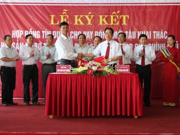 Lãnh đạo Agribank tham gia ký kết hợp đồng tín dụng với ngư dân Trần Văn Thượng