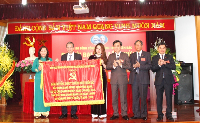 Đồng chí Phó Bí thư Thường trực Đảng ủy Khối trao bức trướng của Ban Chấp hành Đảng bộ Khối tặng Đảng bộ Tổng công ty.