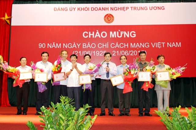 Đồng chí Bùi Văn Cường, Bí thư Đảng ủy Khối; đồng chí Nguyễn Quang Dương, Phó Bí thư Thường trực Đảng ủy Khối trao Kỷ niệm chương 