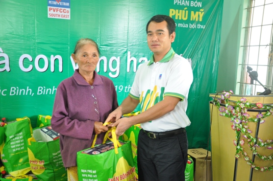 Phó TGĐ PVFCCo Dương Trí Hội trao quà cứu trợ cho bà con nông dân