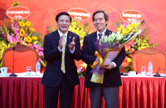 Đồng chí Bùi Văn Cường trao tặng Kỷ niệm chương vì sự nghiệp xây dựng Đảng trong doanh nghiệp Việt Nam cho Thống đốc NHNN Nguyễn Văn Bình