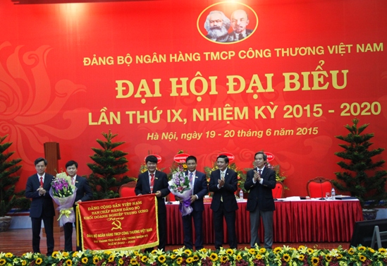 Đảng ủy Khối DNTW trao tặng Cờ thi đua cho Đảng bộ VietinBank vì đã có thành tích xuất sắc trong nhiệm kỳ 2010 - 2015