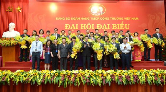 Đồng chí Nguyễn Quang Dương - Phó Bí thư Thường trực Đảng ủy Khối DNTW tặng hoa chúc mừng BCH Đảng bộ nhiệm kỳ 2015 - 2020