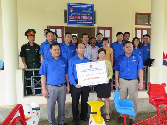 Đoàn Khối trao tặng 2 sân chơi thiếu nhi trị giá 100 triệu đồng cho xã Tiền Phong