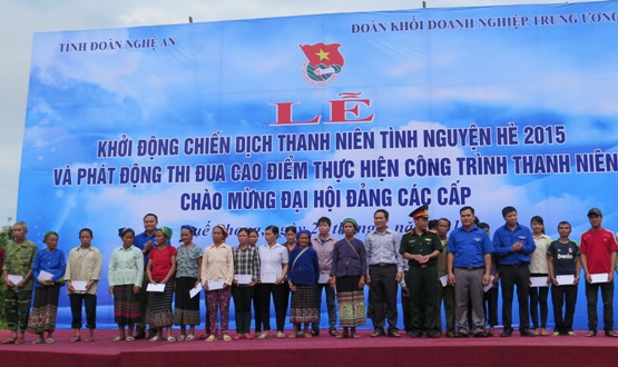 Đoàn Khối trao 50 suất quà cho các gia đình chính sách, hộ nghèo và các em học sinh có hoàn cảnh khó khăn trên địa bàn huyện Quế Phong