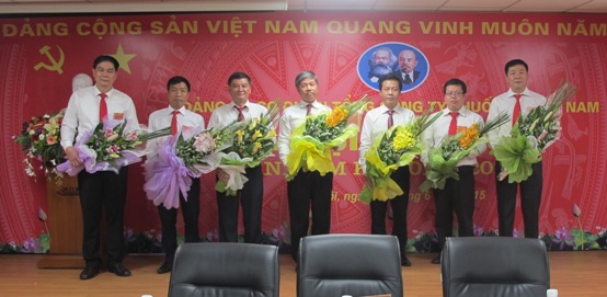 Đồng chí Vũ Văn Cường tặng hoa Ban chấp hành Đảng bộ cơ quan Tổng công ty Thuốc lá nhiệm kỳ 2015 - 2020