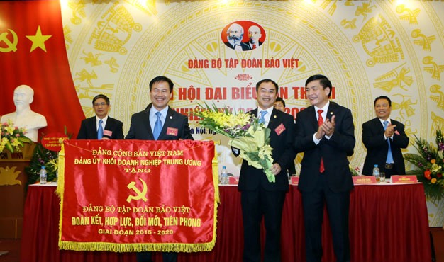Đồng chí Bùi Văn Cường trao tặng bức trướng của Đảng ủy Khối Doanh nghiệp Trung ương cho Đảng bộ Tập đoàn Bảo Việt