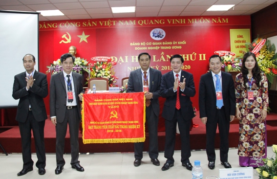 Đồng chí Bùi Văn Cường, Bí thư Đảng ủy Khối tặng Cờ cho Đảng bộ Cơ quan Đảng ủy Khối DNTW.