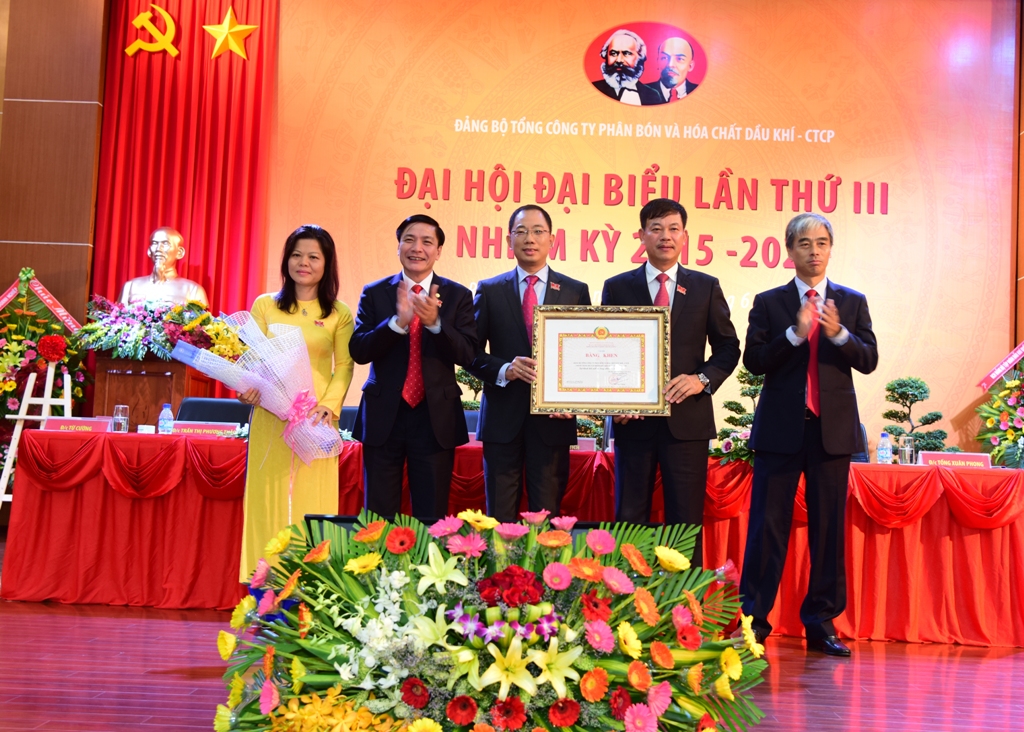 Đồng chí Bùi Văn Cường trao tặng Bằng khen của Đảng ủy Khối DNTW cho BCH Đảng bộ PVFCCo