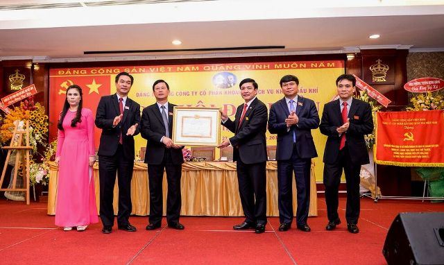 Đồng chí Bùi Văn Cường, Bí thư Đảng ủy Khối doanh nghiệp Trung ương tặng Bằng khen cho Đảng bộ PV Drilling 