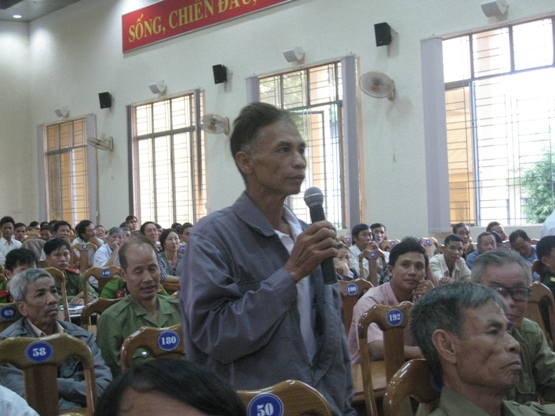 Cử tri Đỗ Đức Toàn - tổ 7, thị trấn Ia Kha, huyện Ia Grai, tỉnh Gia Lai phát biểu kiến nghị tại Hội nghị tiếp xúc cử tri