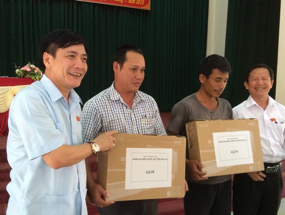 Đại biểu Quốc hội tặng máy vi tính cho đại diện các xã Chư Đăng Ya và Hà Tây, huyện Chư Păh