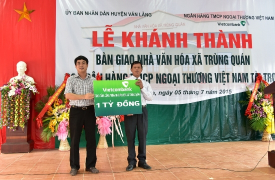 Đồng chí Nghiêm Xuân Thành - Bí thư Đảng ủy, Chủ tịch HĐQT Vietcombank trao số tiền ủng hộ 1 tỷ đồng xây dựng nhà văn hóa xã Trùng Quán