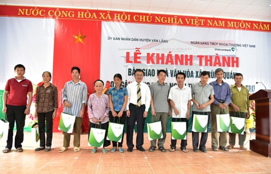  Đại diện lãnh đạo chi nhánh Vietcombank Lạng Sơn tặng quà cho 10 hộ gia đình chính sách, người có công tại xã Trùng Quán
