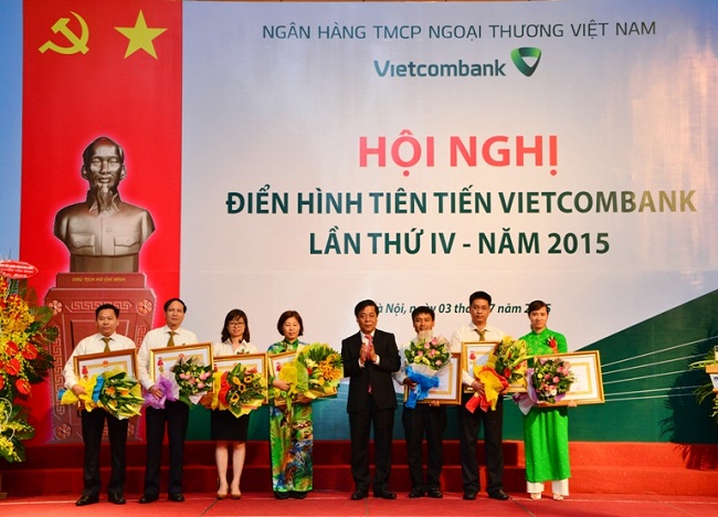 Đồng chí Nguyễn Kim Anh - Ủy viên Ban cán sự Đảng, Phó Thống đốc NHNN trao Huân chương Lao động hạng Ba cho các tập thể Vietcombank.