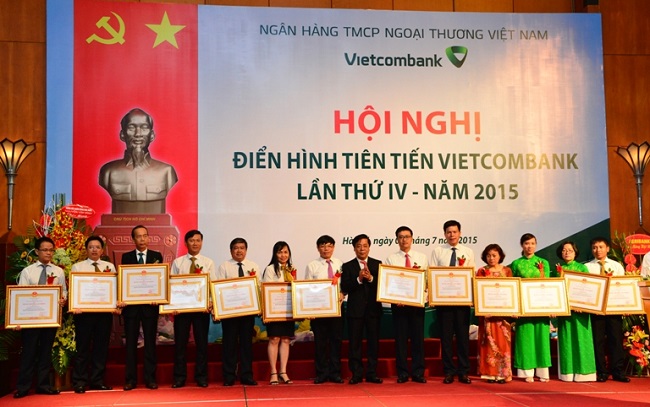 Phó Thống đốc NHNN Nguyễn Kim Anh trao Huân chương Lao động hạng Nhì và hạng Ba cho các cá nhân Vietcombank