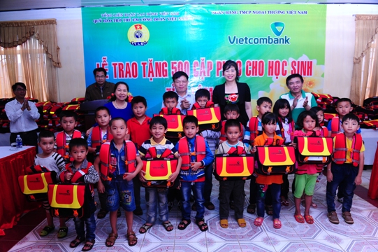 Đại diện lãnh đạo Tổng LĐLĐ Việt Nam, Công đoàn Ngân hàng Việt Nam, Vietcombank trao cặp phao cứu sinh cho các cháu học sinh