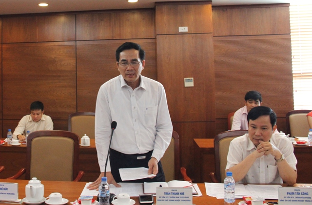 Đồng chí Trần Thanh Khê, Ủy viên Ban Thường vụ, Trưởng Ban Tuyên giáo Đảng ủy Khối trình bày dự thảo các văn bản Cuộc vận động.